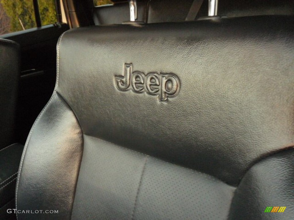 2012 Liberty Jet 4x4 - Bright White / Dark Slate Gray photo #3