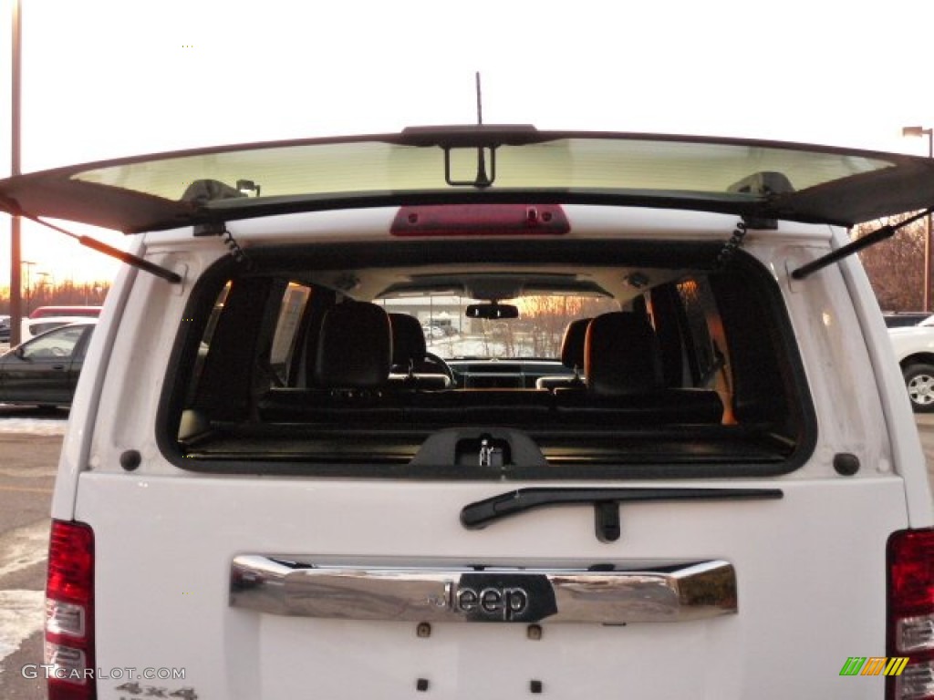 2012 Liberty Jet 4x4 - Bright White / Dark Slate Gray photo #10