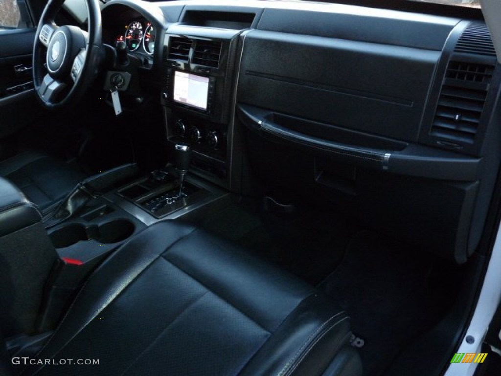 2012 Liberty Jet 4x4 - Bright White / Dark Slate Gray photo #14