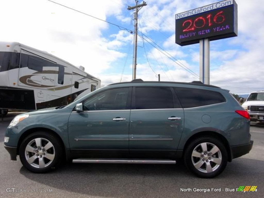 2009 Traverse LTZ - Silver Moss Metallic / Cashmere/Ebony photo #2