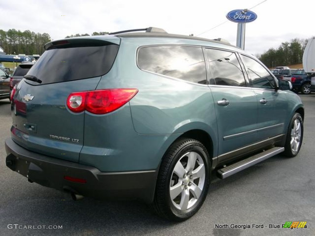 2009 Traverse LTZ - Silver Moss Metallic / Cashmere/Ebony photo #5