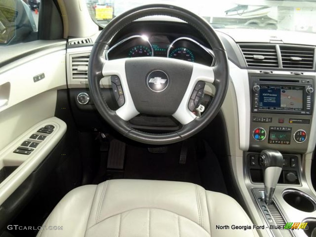 2009 Traverse LTZ - Silver Moss Metallic / Cashmere/Ebony photo #18