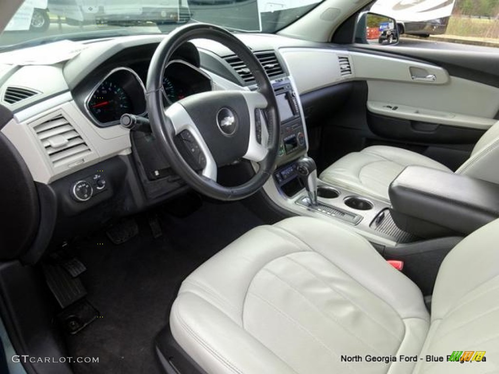 2009 Traverse LTZ - Silver Moss Metallic / Cashmere/Ebony photo #35