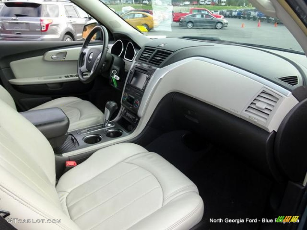2009 Traverse LTZ - Silver Moss Metallic / Cashmere/Ebony photo #36