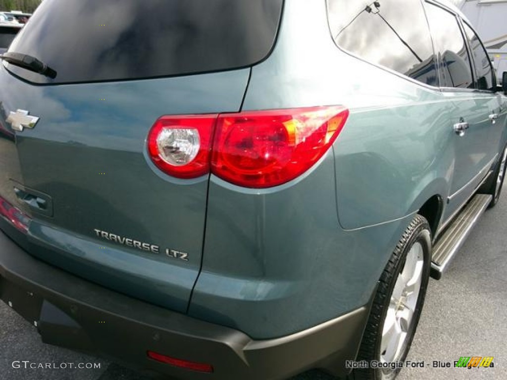 2009 Traverse LTZ - Silver Moss Metallic / Cashmere/Ebony photo #41