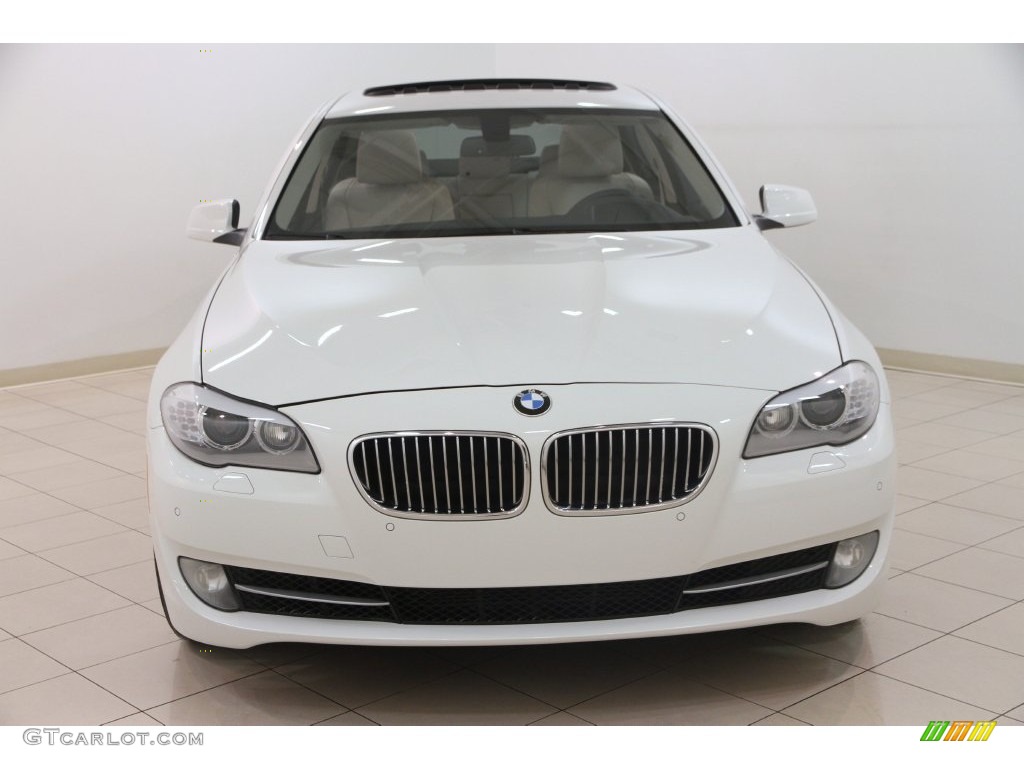 2013 5 Series 528i xDrive Sedan - Alpine White / Oyster/Black photo #2