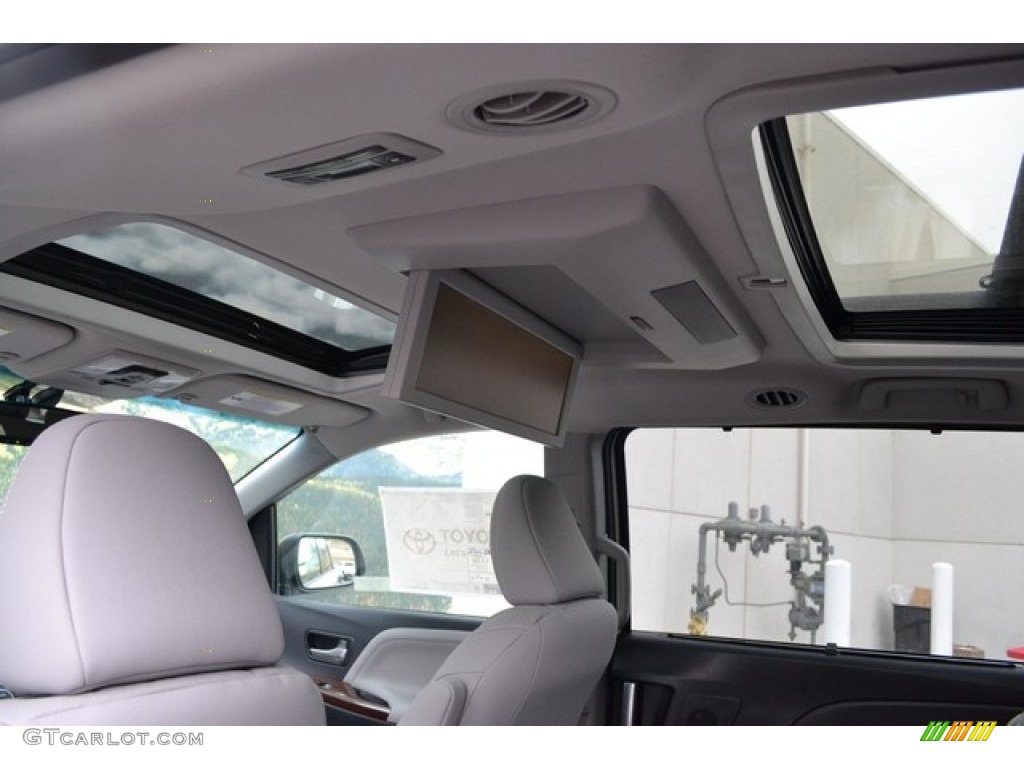 2016 Toyota Sienna Limited Premium AWD Entertainment System Photo #110018421