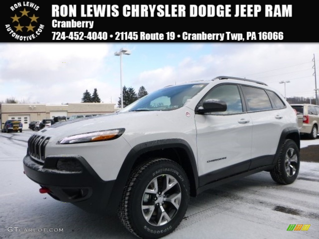 2016 Cherokee Trailhawk 4x4 - Bright White / Black photo #1