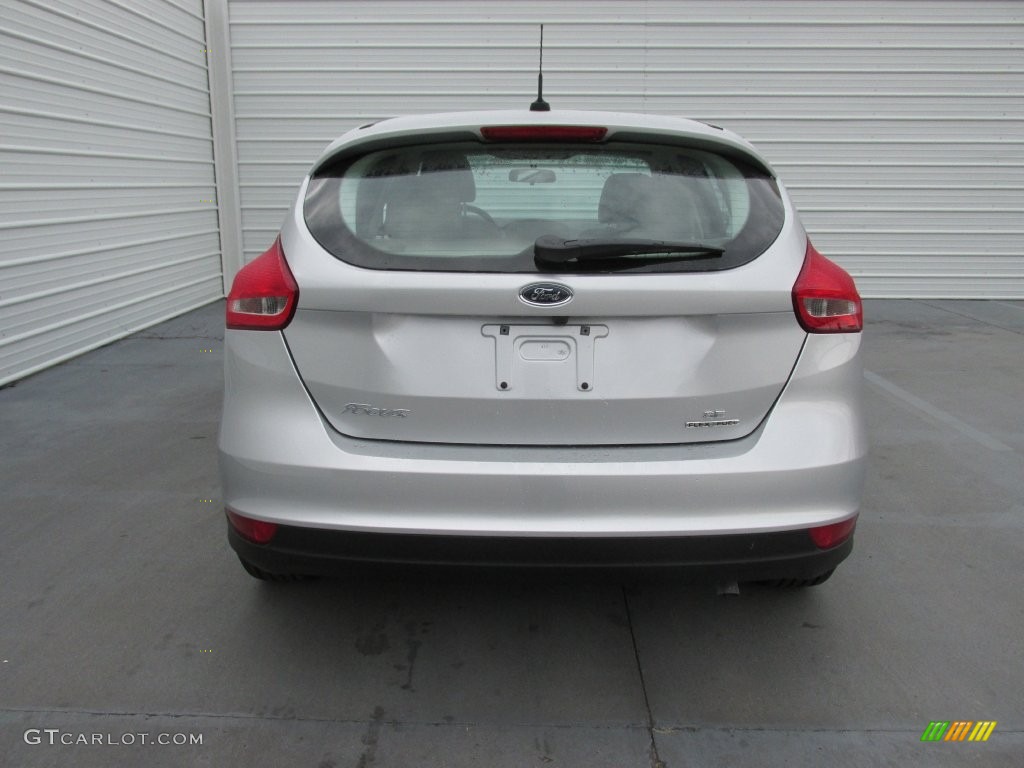 2016 Focus SE Hatch - Ingot Silver / Medium Light Stone photo #5