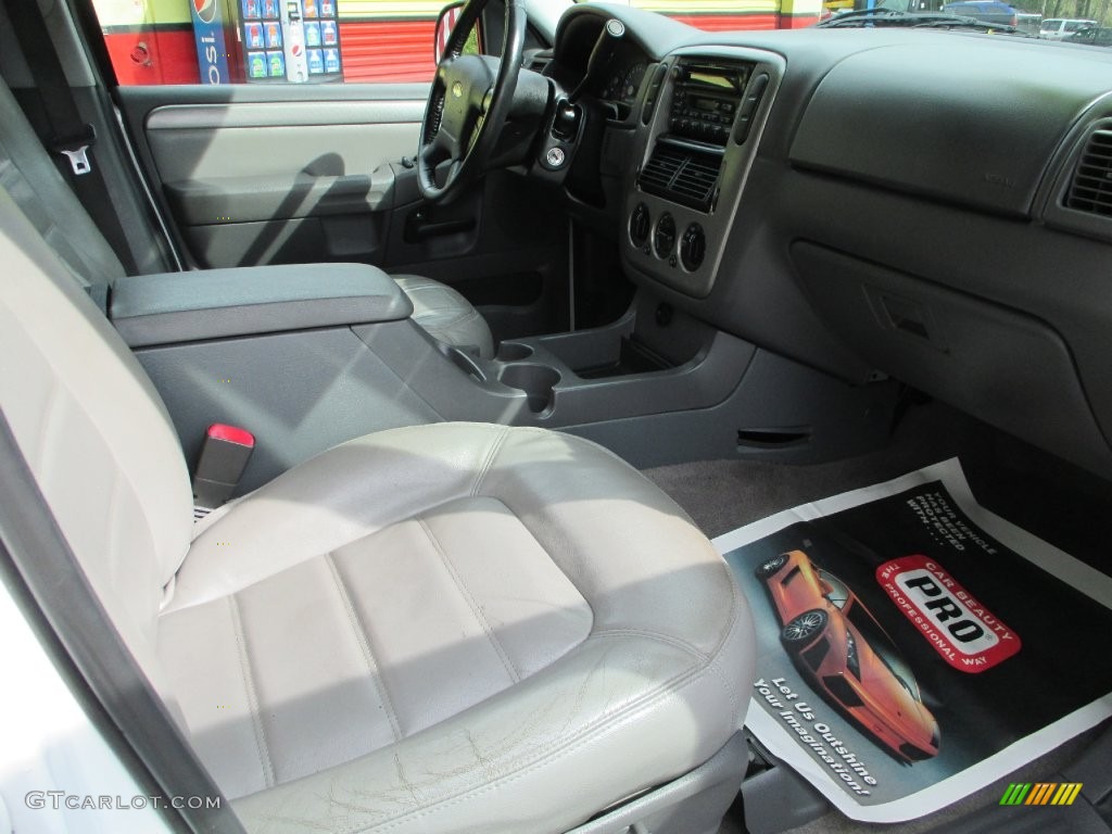 2004 Explorer XLT - Oxford White / Graphite photo #12