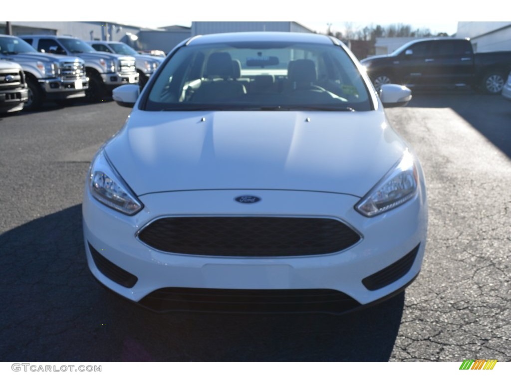 2016 Focus SE Sedan - Oxford White / Medium Light Stone photo #4