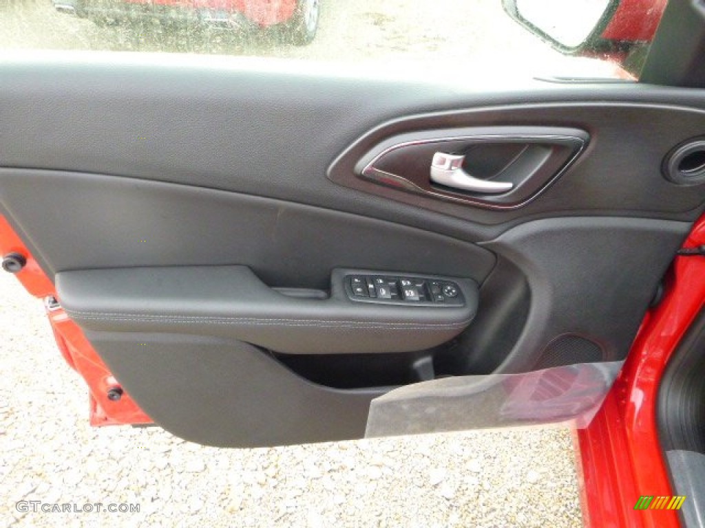 2016 Chrysler 200 S AWD Door Panel Photos
