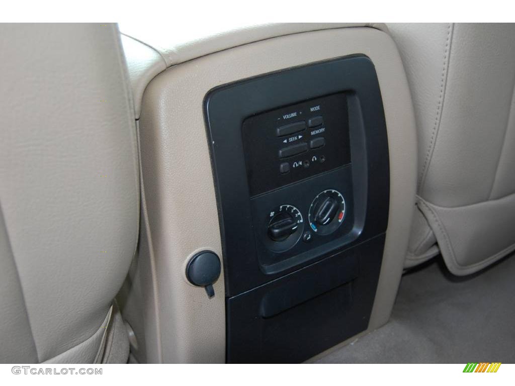 2003 Expedition XLT - Arizona Beige Metallic / Medium Parchment photo #7