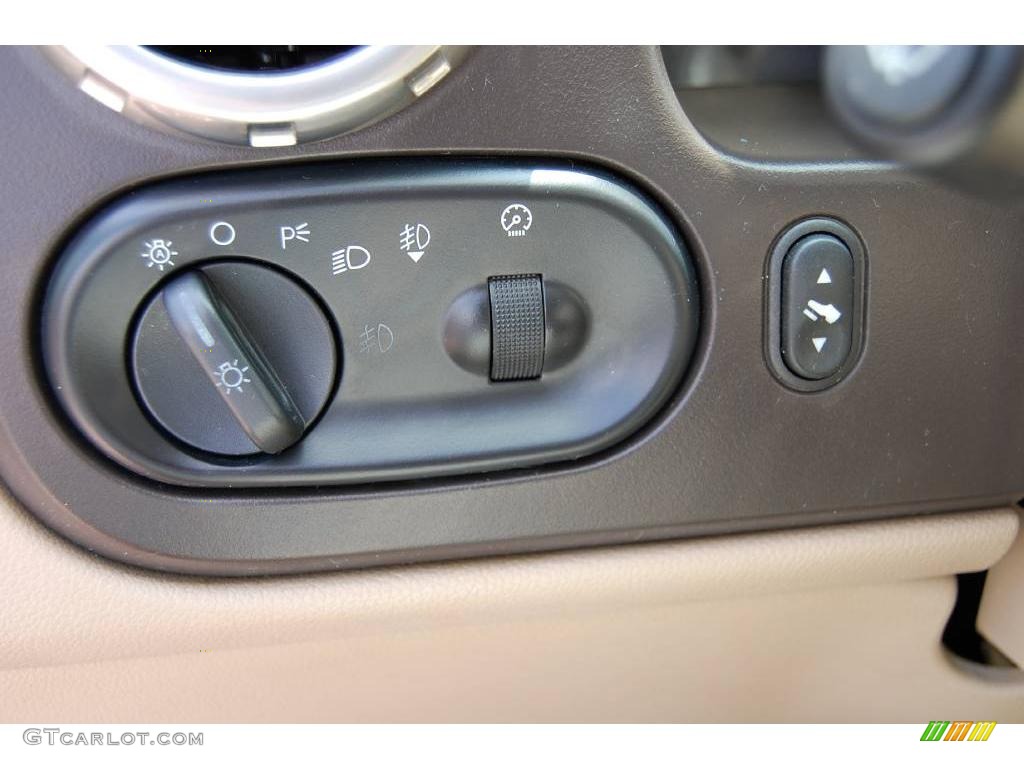 2003 Expedition XLT - Arizona Beige Metallic / Medium Parchment photo #21