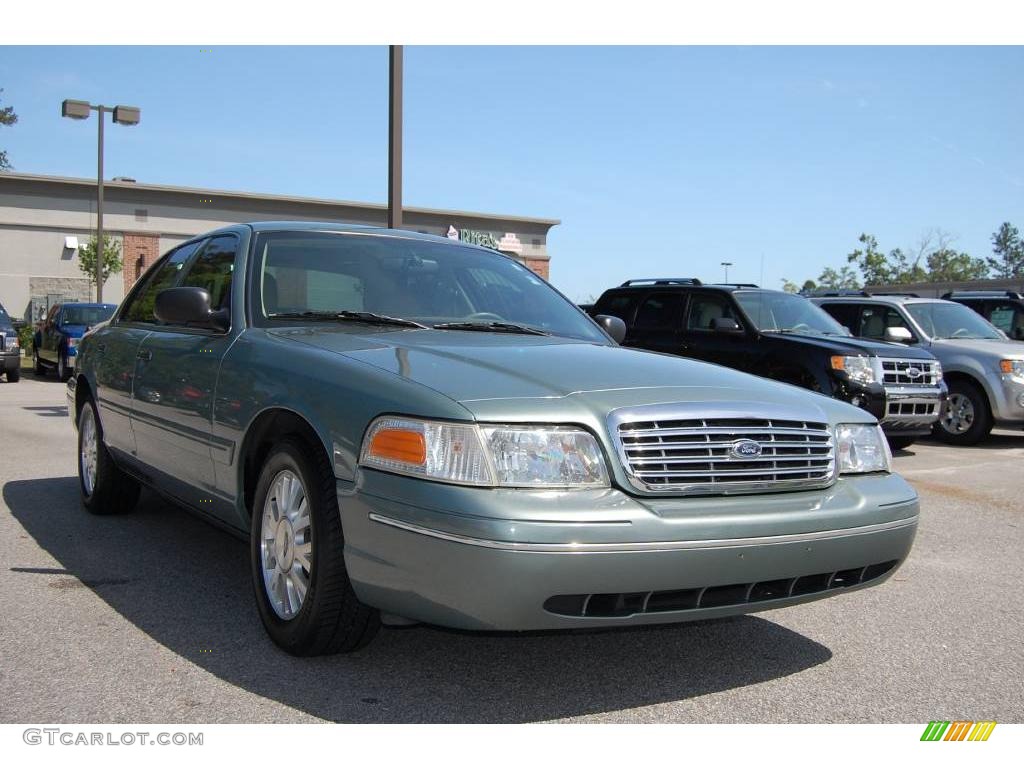 2005 Crown Victoria LX - Light Tundra Metallic / Medium Parchment photo #1