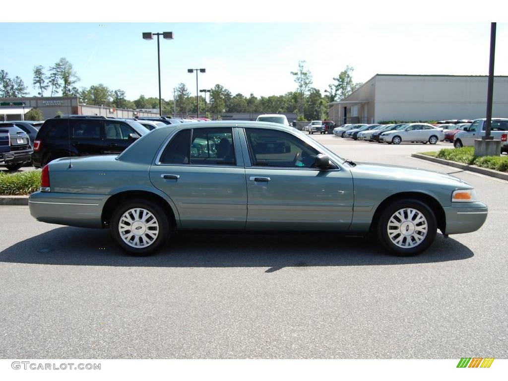2005 Crown Victoria LX - Light Tundra Metallic / Medium Parchment photo #12