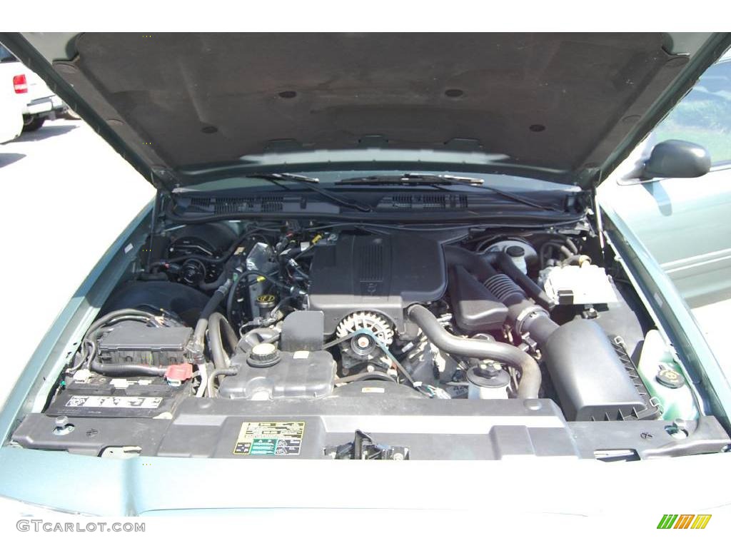 2005 Crown Victoria LX - Light Tundra Metallic / Medium Parchment photo #17