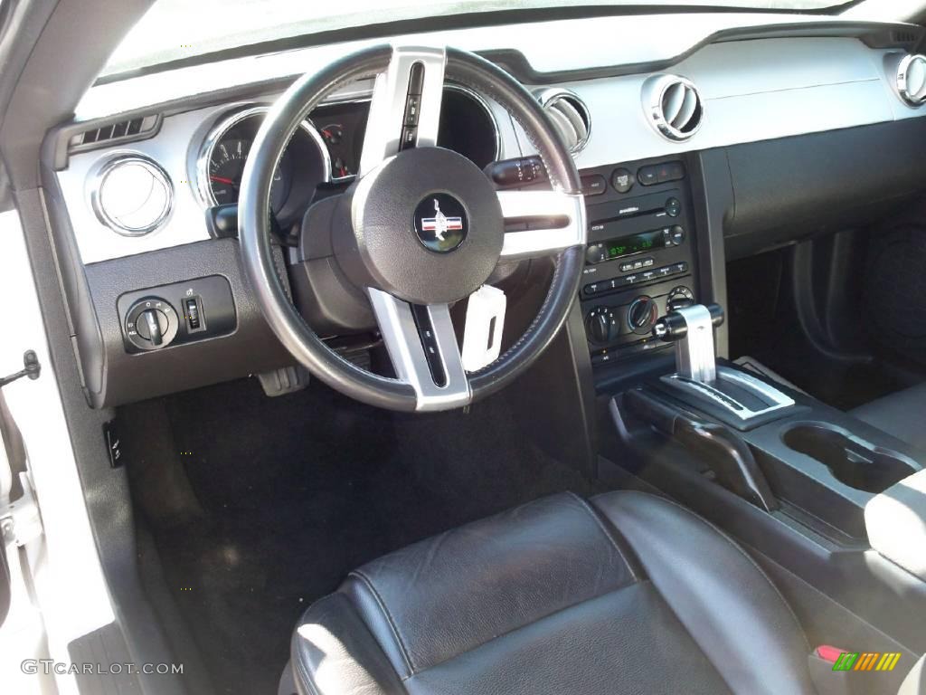 2006 Mustang V6 Premium Coupe - Performance White / Dark Charcoal photo #3