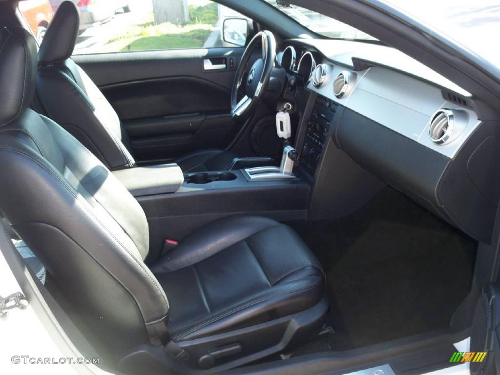 2006 Mustang V6 Premium Coupe - Performance White / Dark Charcoal photo #9