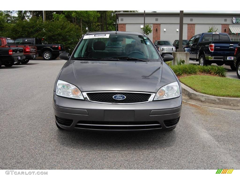 2007 Focus ZX4 SE Sedan - Liquid Grey Metallic / Charcoal/Light Flint photo #11