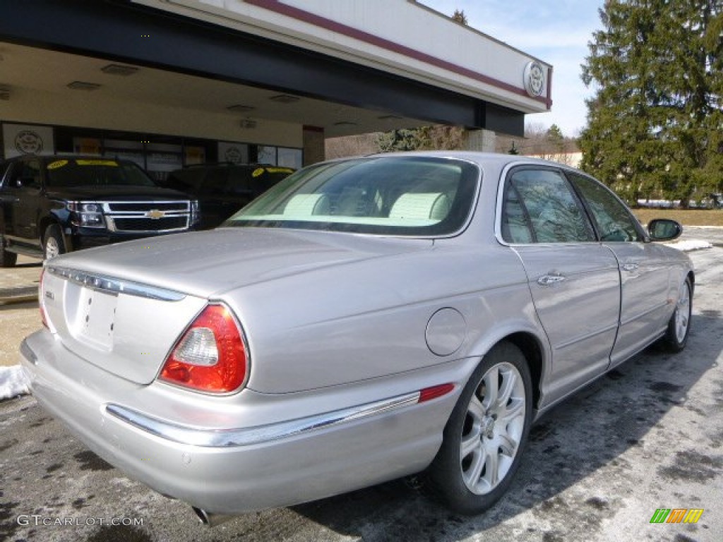 2004 XJ Vanden Plas - Platinum Silver Metallic / Sand photo #2