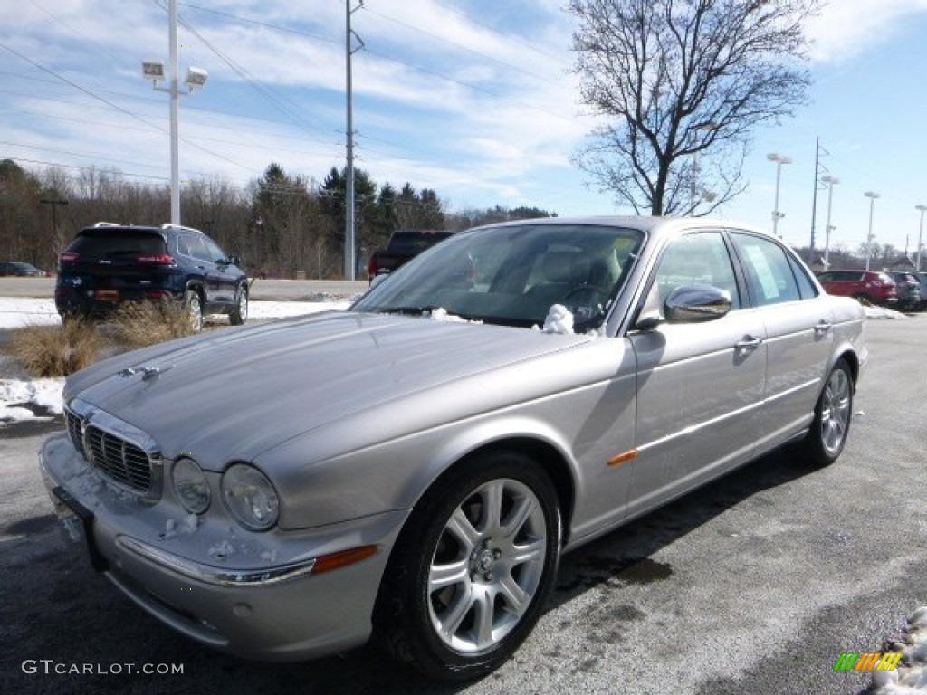 2004 XJ Vanden Plas - Platinum Silver Metallic / Sand photo #11