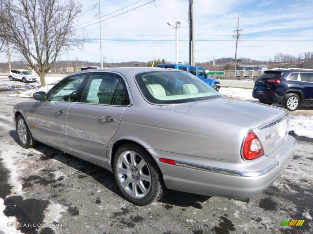 2004 XJ Vanden Plas - Platinum Silver Metallic / Sand photo #13