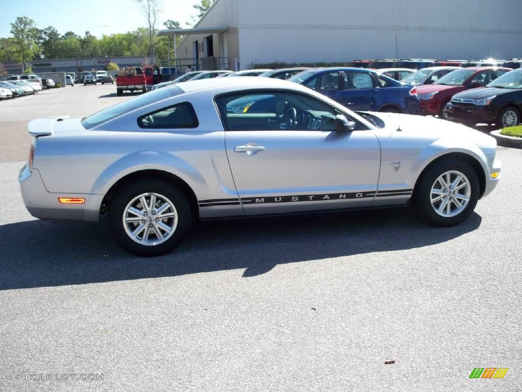 2009 Mustang V6 Premium Coupe - Brilliant Silver Metallic / Light Graphite photo #11