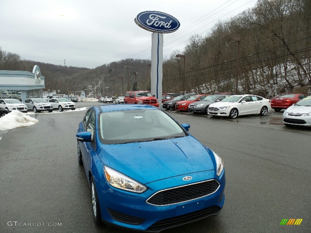 2016 Focus SE Hatch - Blue Candy / Charcoal Black photo #3