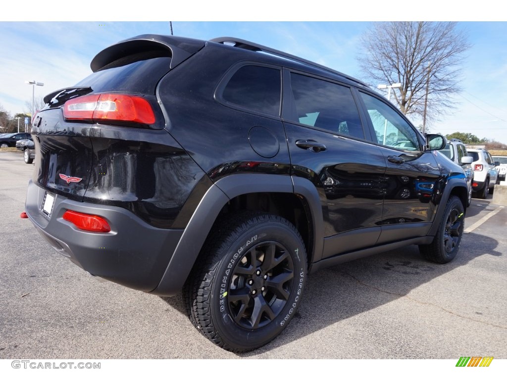 2016 Cherokee Trailhawk 4x4 - Brilliant Black Crystal Pearl / Black photo #3