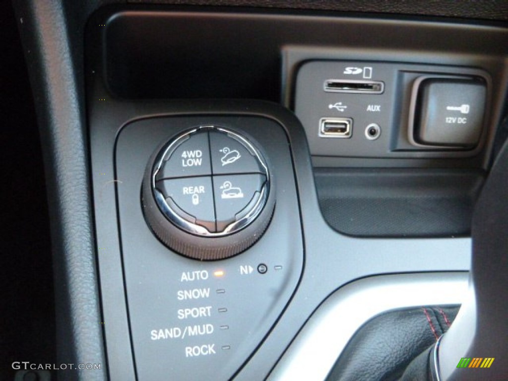 2016 Jeep Cherokee Trailhawk 4x4 Controls Photo #110470166