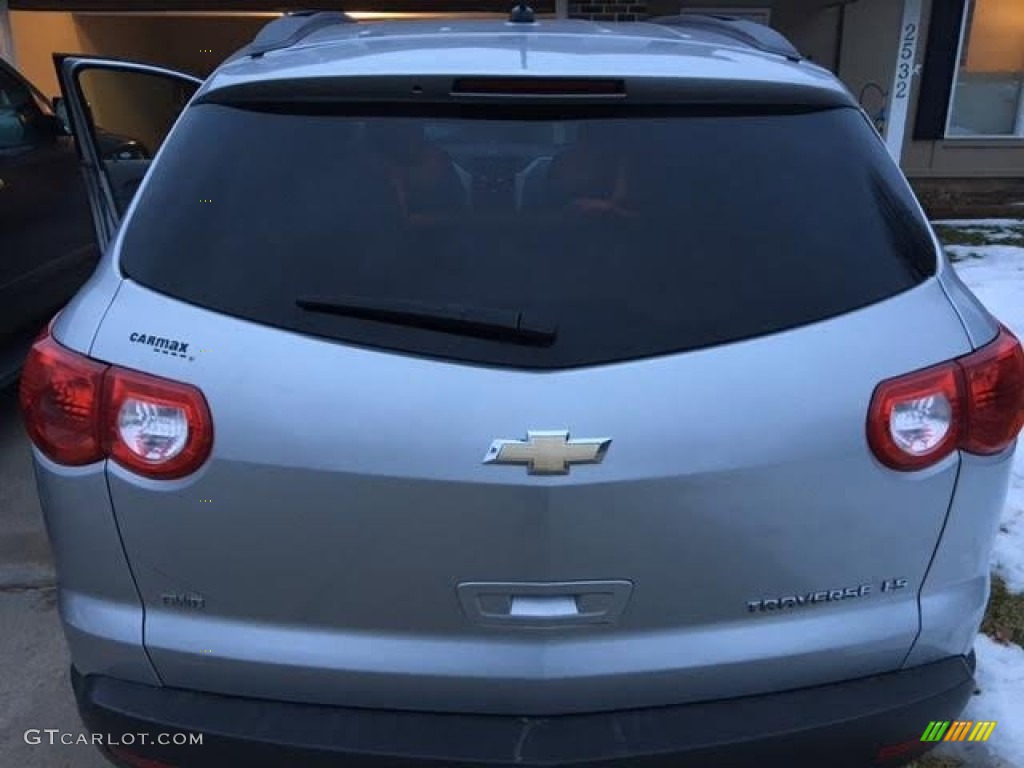2010 Traverse LS AWD - Silver Ice Metallic / Dark Gray/Light Gray photo #12