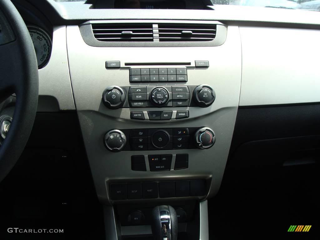 2008 Focus SE Sedan - Silver Frost Metallic / Charcoal Black photo #19