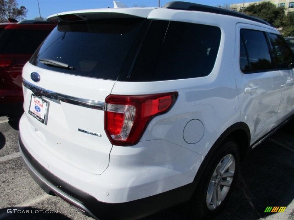2016 Explorer XLT - Oxford White / Medium Light Camel photo #7