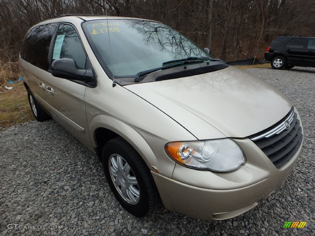 2005 Town & Country Touring - Linen Gold Metallic / Dark Khaki/Light Graystone photo #5
