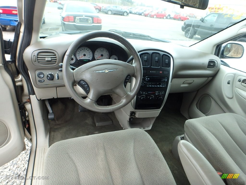 2005 Town & Country Touring - Linen Gold Metallic / Dark Khaki/Light Graystone photo #11