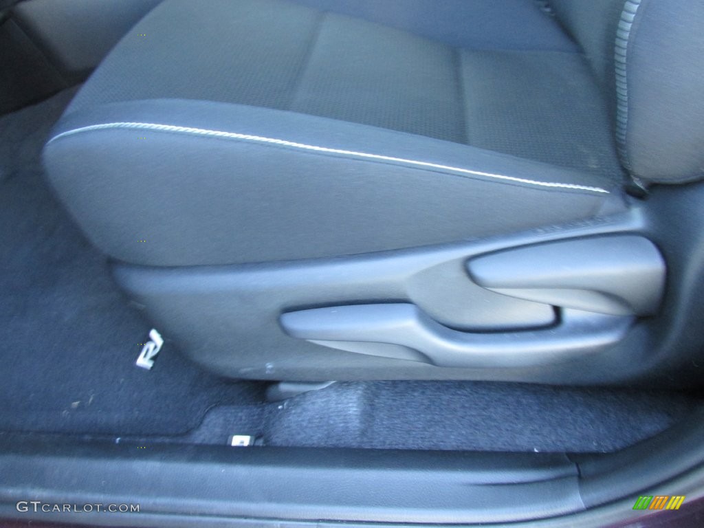 2016 RAV4 XLE - Black Currant Metallic / Black photo #23
