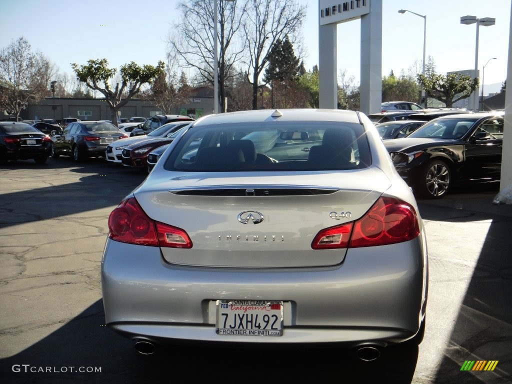 2015 Q40 Sedan - Liquid Platinum / Graphite photo #12