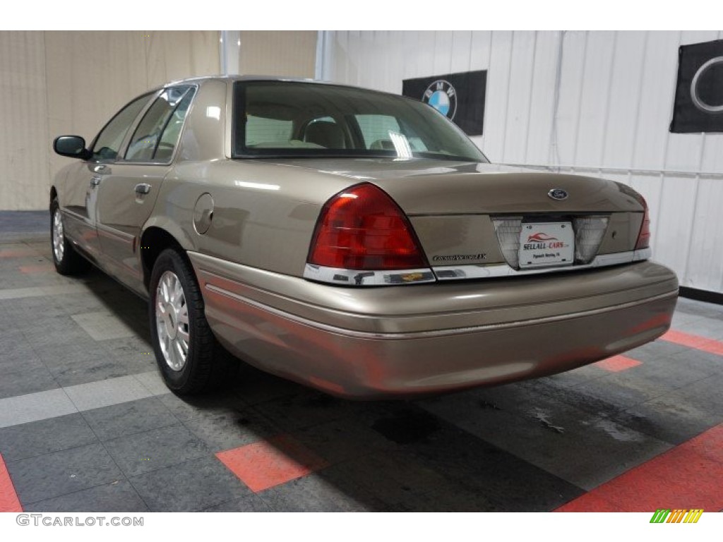 2004 Crown Victoria LX - Arizona Beige Metallic / Light Flint photo #8