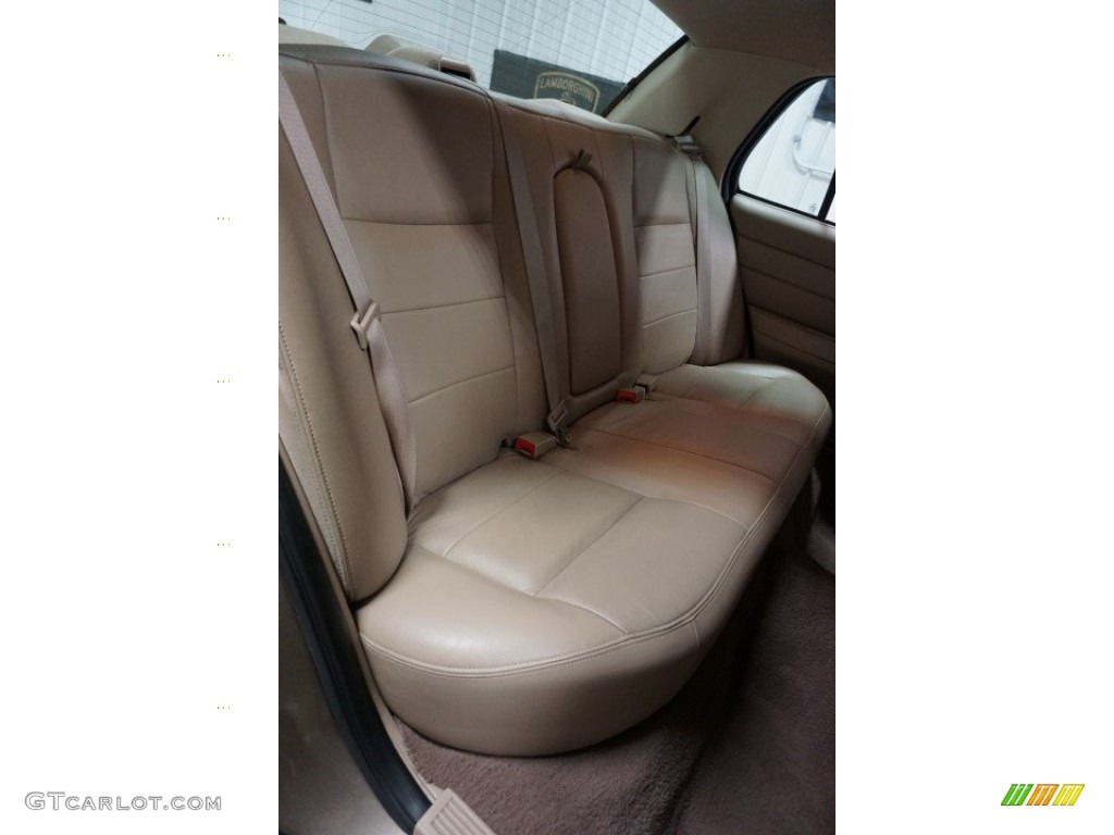 2004 Crown Victoria LX - Arizona Beige Metallic / Light Flint photo #20
