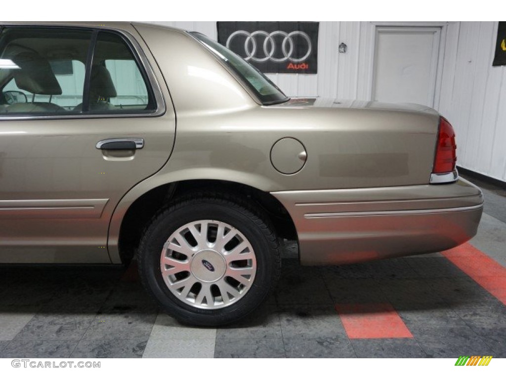 2004 Crown Victoria LX - Arizona Beige Metallic / Light Flint photo #70