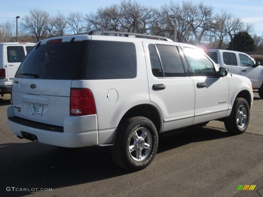 2004 Explorer XLT 4x4 - Oxford White / Graphite photo #3