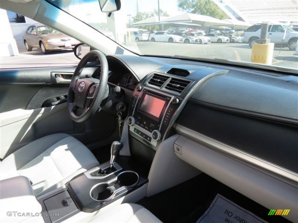 2013 Camry L - Cypress Green Metallic / Ivory photo #17