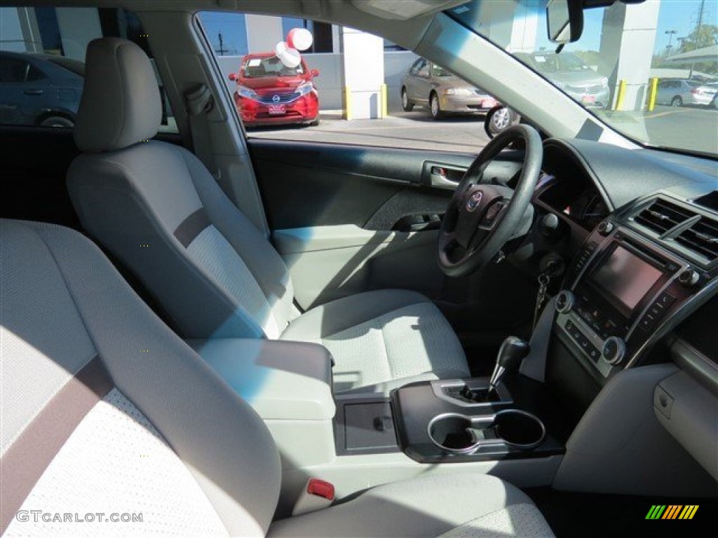 2013 Camry L - Cypress Green Metallic / Ivory photo #18