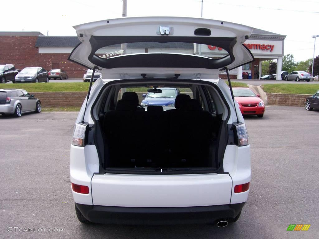 2008 Outlander ES 4WD - Diamond White Pearl / Black photo #17