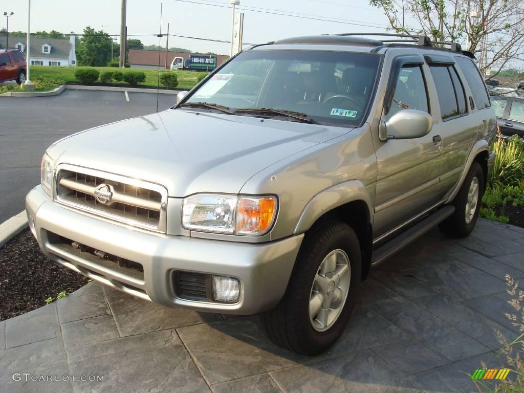 Sierra Silver Metallic Nissan Pathfinder