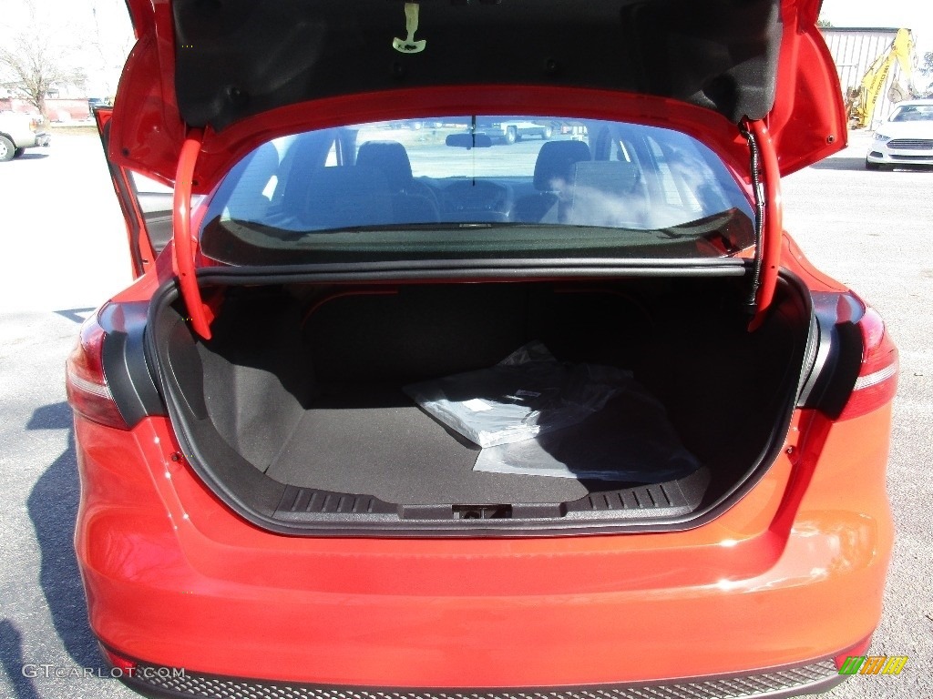 2016 Focus SE Sedan - Race Red / Charcoal Black photo #9