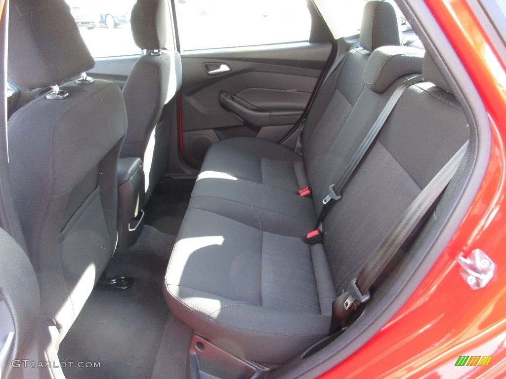2016 Focus SE Sedan - Race Red / Charcoal Black photo #15