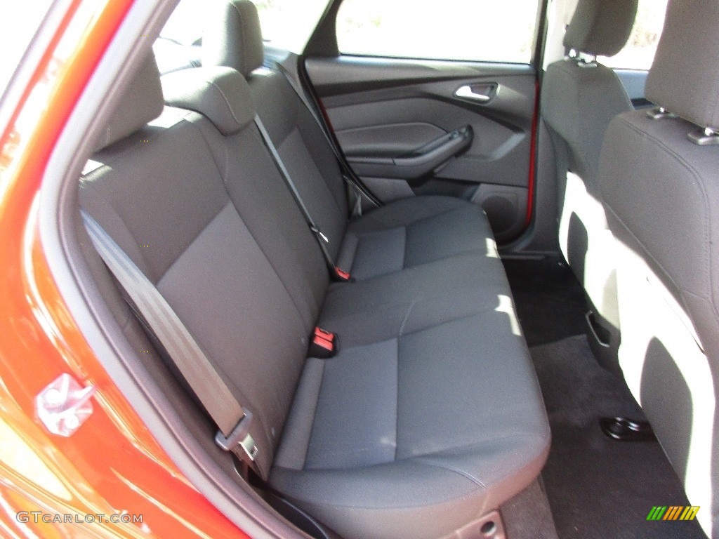 2016 Focus SE Sedan - Race Red / Charcoal Black photo #16