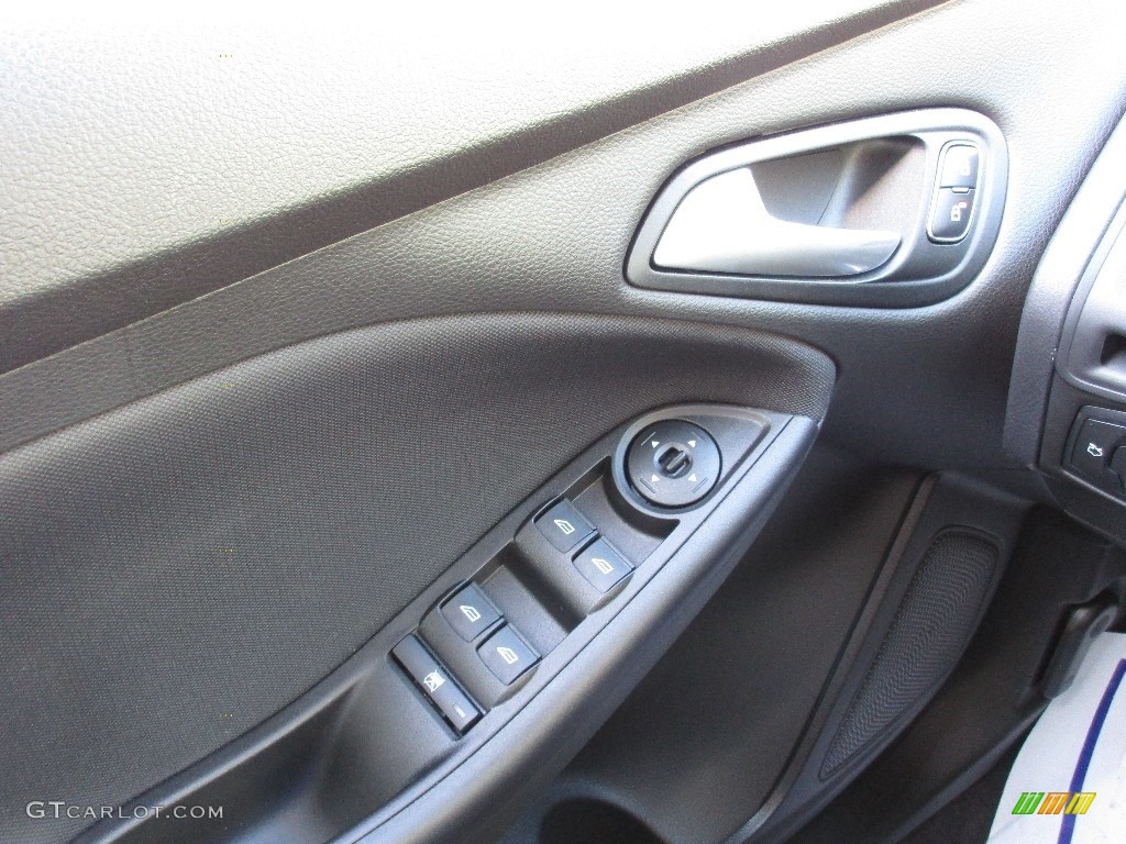 2016 Focus SE Sedan - Race Red / Charcoal Black photo #29